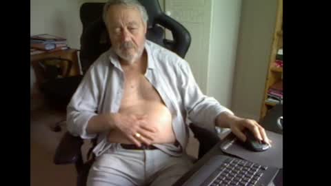 erasmus_d online show from June 11, 2026, 5:11 pm