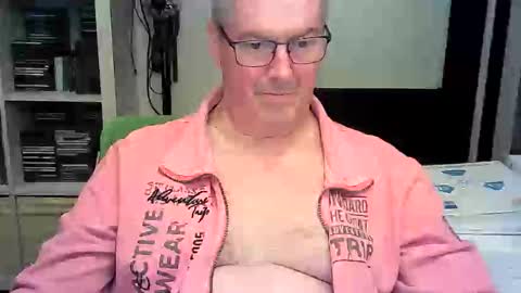 ErBee62 online show from April 23, 2026, 9:17 pm