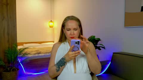 Snapshot of erinmilk chatting on June 10, 2026, 5:12 pm Erin online show from June 10, 2026, 5:12 pm