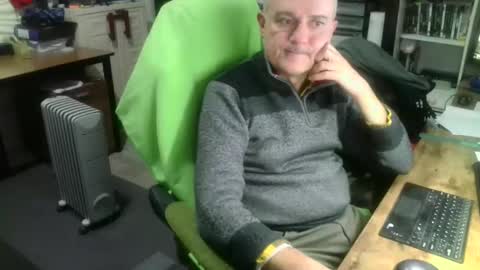 Snapshot of ernello chatting on November 10, 2025, 9:03 pm ernello online show from November 10, 2025, 9:03 pm