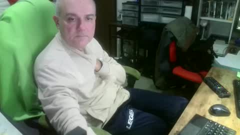 Snapshot of ernello chatting on November 11, 2025, 9:37 pm ernello online show from November 11, 2025, 9:37 pm