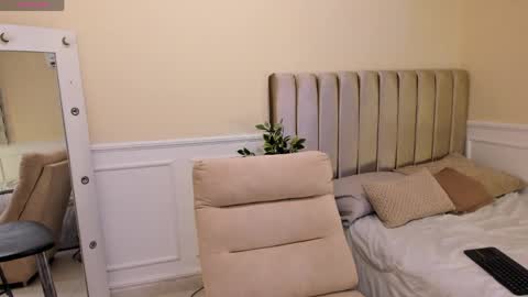 eros_becker_ online show from April 8, 2026, 2:33 am