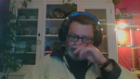Snapshot of erwin1966 chatting on January 14, 2025, 2:08 am Erwins room welcome sound on online show from January 14, 2025, 2:08 am