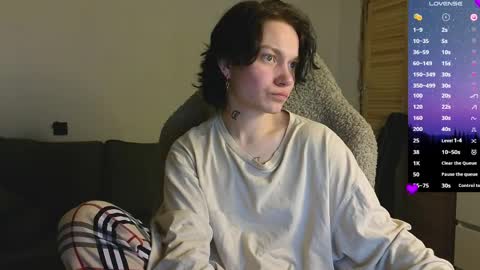 esajukyy online show from April 2, 2026, 3:42 pm