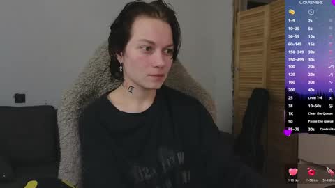 esajukyy online show from April 12, 2026, 1:27 pm