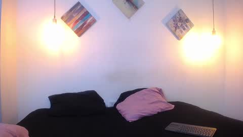 Snapshot of escar_let chatting on December 16, 2025, 3:22 am Scarlett online show from December 16, 2025, 3:22 am