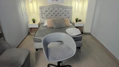 Escarlet online show from November 15, 2025, 12:45 pm