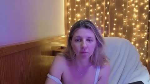 Snapshot of esma347866 chatting on April 16, 2026, 10:23 pm esma347866 online show from April 16, 2026, 10:23 pm
