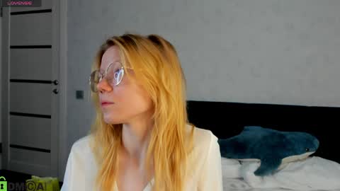 Esme Runn online show from May 7, 2026, 3:01 am