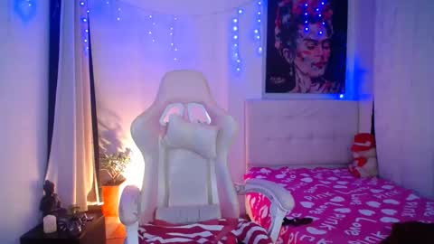 Snapshot of esmeralda098 chatting on December 19, 2024, 2:01 am Esmeralda online show from December 19, 2024, 2:01 am