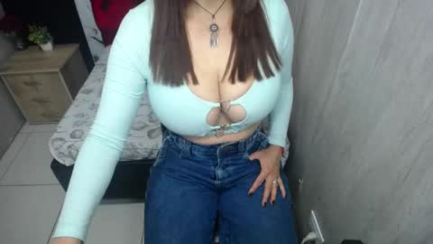 Snapshot of esmeralda_black chatting on May 19, 2026, 3:24 am esmeralda black online show from May 19, 2026, 3:24 am