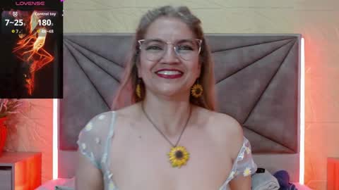 Esmeralda .INDEPENDENT MODEL online Monday to Saturday 3 pm Chicago online show from May 23, 2026, 3:23 am