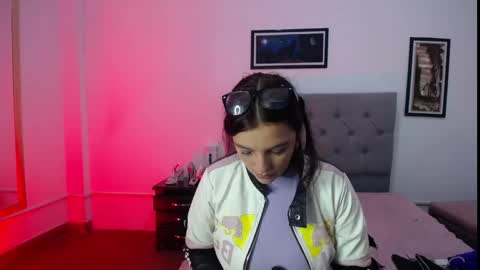 Perla online show from November 15, 2025, 6:22 am