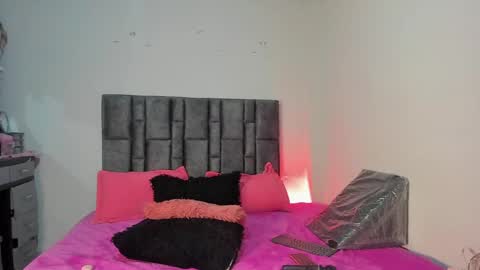 Perla online show from April 15, 2026, 4:30 am