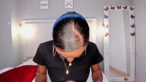 esmeraldanyx online show from December 2, 2025, 9:32 pm