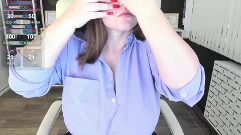 Snapshot of essensual_ chatting on September 10, 2025, 1:27 am Ava online show from September 10, 2025, 1:27 am