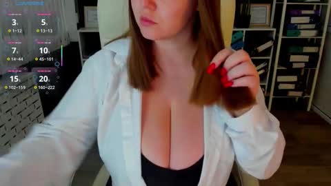 Snapshot of essensual_ chatting on September 11, 2025, 1:28 am Ava online show from September 11, 2025, 1:28 am