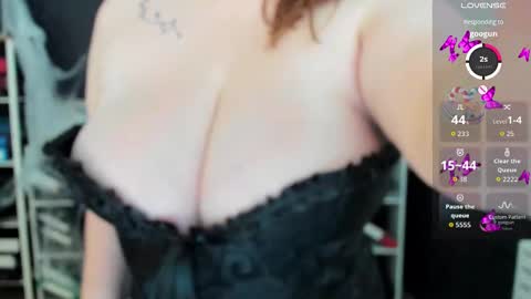 Snapshot of essensual_ chatting on October 31, 2025, 5:30 am Ava online show from October 31, 2025, 5:30 am