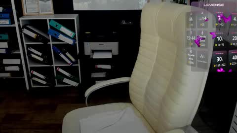 Snapshot of essensual_ chatting on December 5, 2025, 1:58 am Ava online show from December 5, 2025, 1:58 am