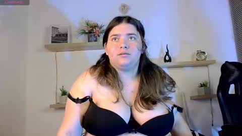 Estrella online show from November 18, 2025, 2:50 am