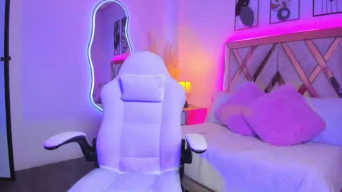 Estrella  online show from February 5, 2026, 1:38 pm