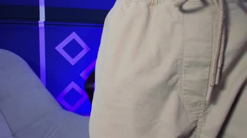 Etham online show from October 8, 2025, 6:27 pm