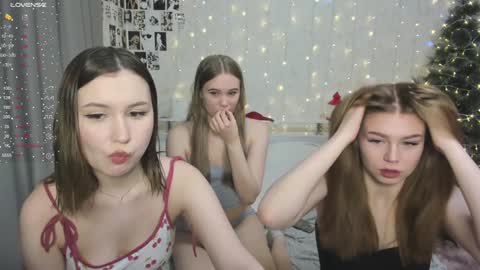 Veronica Tiia Lilith left to right online show from December 30, 2024, 1:26 am