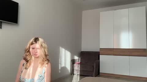 Veronica Tiia Lilith left to right online show from July 22, 2026, 1:25 pm