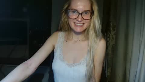 eva2323 online show from March 8, 2025, 4:06 pm