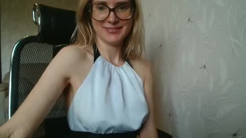 eva2323 online show from September 23, 2025, 8:17 am