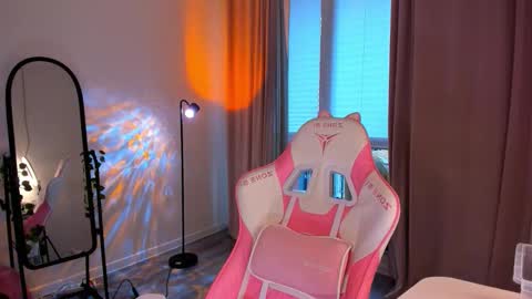 Eva Davis online show from March 16, 2026, 5:44 am