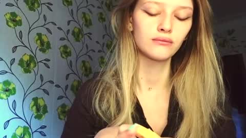 Snapshot of eva_eyre chatting on June 1, 2026, 5:20 am Evvie online show from June 1, 2026, 5:20 am