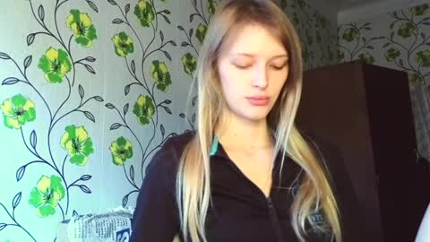 Snapshot of eva_eyre chatting on June 5, 2026, 6:42 am Evvie online show from June 5, 2026, 6:42 am