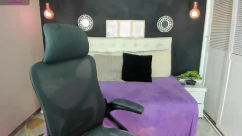 eva_hot_1 online show from October 8, 2025, 1:09 pm