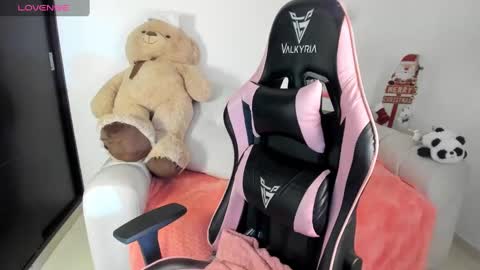 Eva   online show from December 6, 2024, 3:41 am