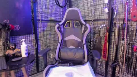 EVA INDEPENDENT MODEL online show from April 21, 2026, 2:51 am