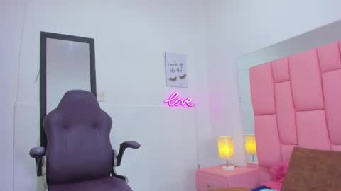 evaa_white online show from November 12, 2025, 12:05 pm