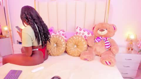 evangelin_ts online show from November 12, 2025, 2:06 pm