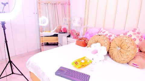 evangelin_ts online show from December 4, 2025, 1:42 pm