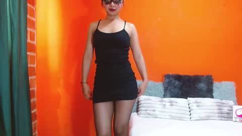 evangelinne_01 online show from November 4, 2025, 4:28 pm