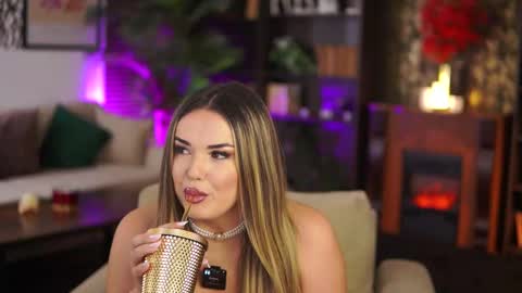 Eva online show from October 8, 2025, 3:53 pm