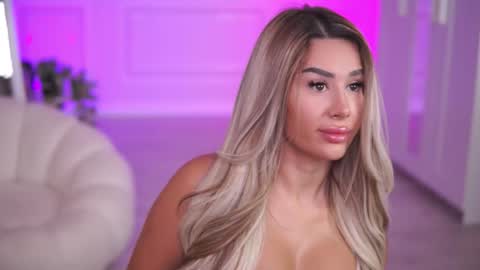 Eva online show from November 3, 2025, 7:37 pm