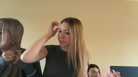 evebrooksss online show from December 3, 2025, 6:28 pm