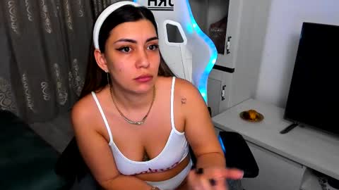 eveeevian online show from February 23, 2025, 5:18 pm