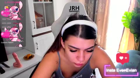 eveeevian online show from March 10, 2025, 10:15 am