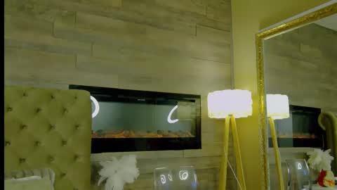 EveHamilton online show from December 4, 2024, 8:18 pm