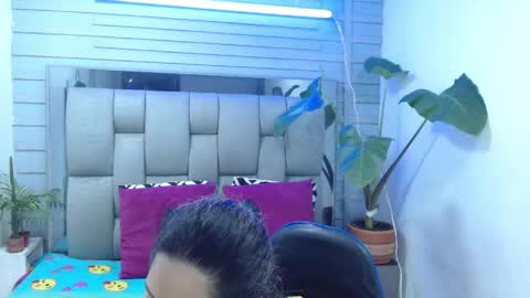 evelin zaens online show from April 21, 2026, 4:08 am