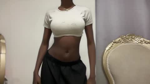 E V E L Y N  online show from January 23, 2025, 5:24 am