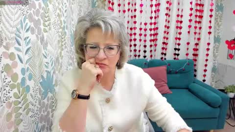 Evelyn online show from February 18, 2025, 5:09 am