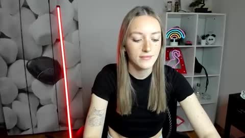 Snapshot of evelynblond chatting on January 7, 2026, 1:24 pm evelynblond online show from January 7, 2026, 1:24 pm